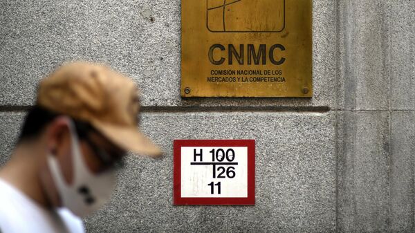 Un hombre pasa por el edificio de la CNMC, en Madrid (España), a 29 de julio de 2020. - Sputnik Mundo