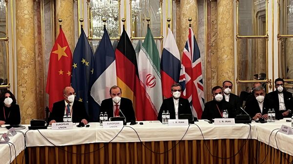 El secretario general adjunto del Servicio Europeo de Acción Exterior (SEAE), Enrique Mora, y el principal negociador nuclear de Irán, Ali Bagheri Kani, con delegaciones esperan el inicio de una reunión de la Comisión Conjunta del JCPOA en Viena, Austria - Sputnik Mundo