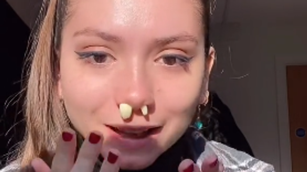 Una usuaria de Tik Tok publica un vídeo para descongestionar las fosas nasales con ajo - Sputnik Mundo