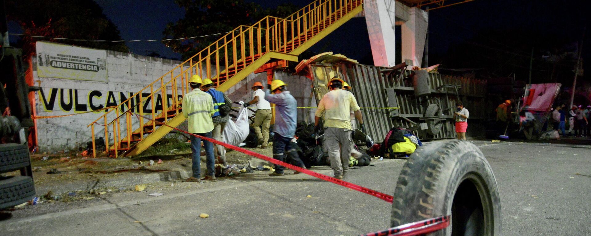 Miembros de Protección Civil trabajan en el lugar de un accidente de tráfico que dejó más de 50 personas muertas, en la ciudad de Tuxtla Gutiérrez, el estado de Chiapas, México, 9 de diciembre de 2021 - Sputnik Mundo, 1920, 10.12.2021