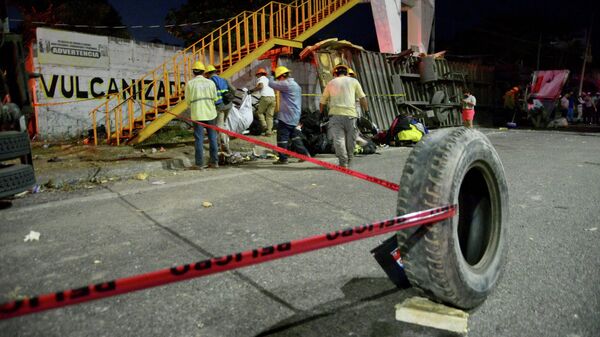 Miembros de Protección Civil trabajan en el lugar de un accidente de tráfico que dejó más de 50 personas muertas, en la ciudad de Tuxtla Gutiérrez, el estado de Chiapas, México, 9 de diciembre de 2021 - Sputnik Mundo