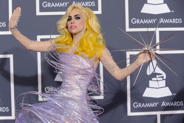 Lady Gaga en la gala de los Grammy 2010, en Los Ángeles. - Sputnik Mundo