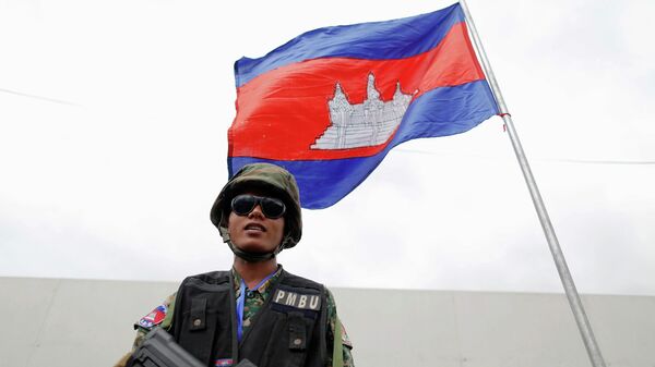 Un militar de Camboya enfrente de la bandera - Sputnik Mundo