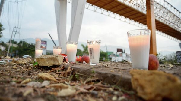Altar en el accidente de migrantes en Chiapas, en México - Sputnik Mundo