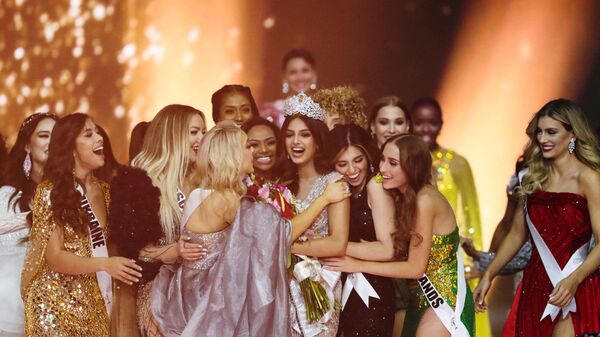 Contestents congratulate Miss Universe winner Miss India Harnaaz Sandhu - Sputnik Mundo