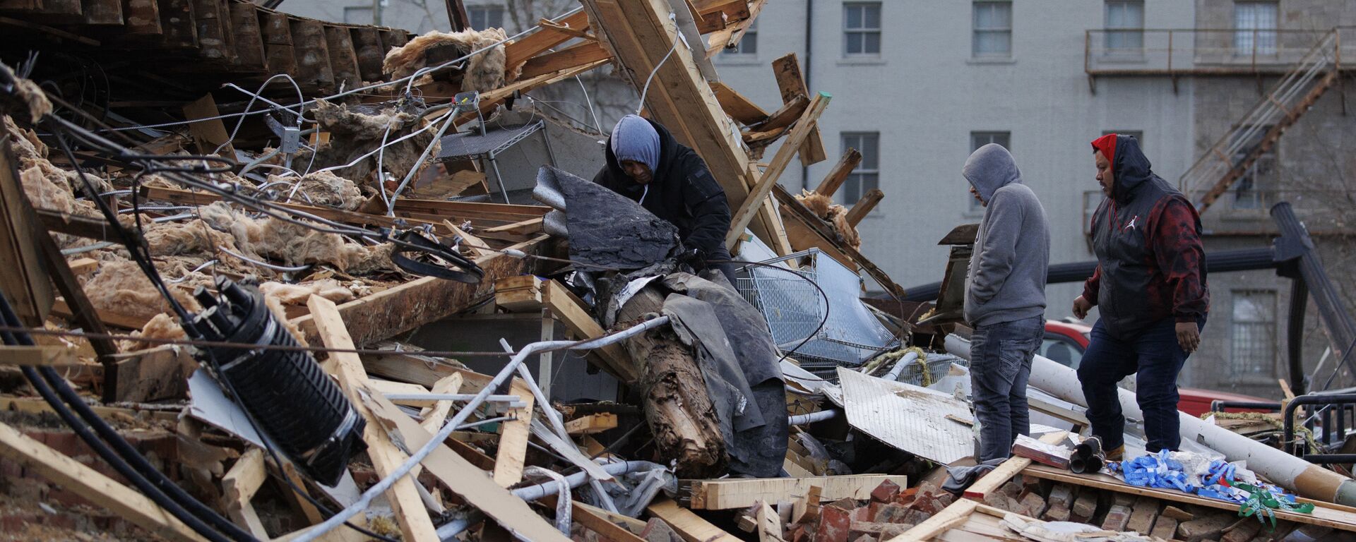 People search through a tornado-damaged building on December 11, 2021 in Mayfield, Kentucky - Sputnik Mundo, 1920, 13.12.2021