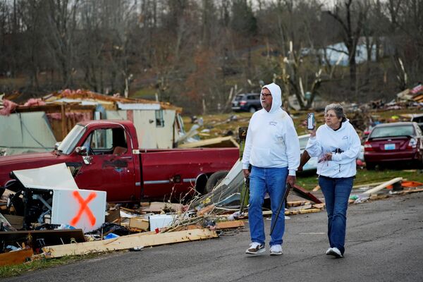 Los equipos de rescate siguen buscando supervivientes bajo los escombros, mientras las excavadoras despejan las calles. En la foto: los residentes que han perdido sus casas en Earlington, Kentucky. - Sputnik Mundo