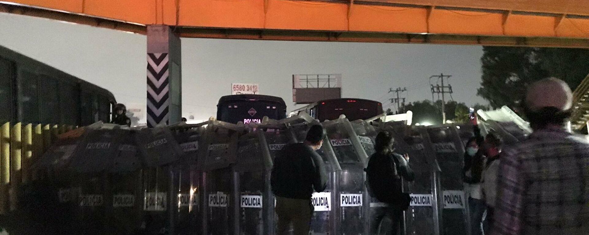 Enfrentamiento entre migrantes y policías Enfrentamiento entre migrantes y policías - Sputnik Mundo, 1920, 13.12.2021
