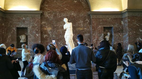 Turistas frente a la 'Venus' de Milo (Museo del Louvre, París) - Sputnik Mundo