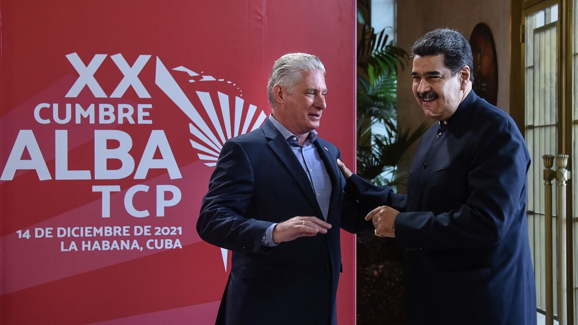 Los presidentes de Cuba y Venezuela, Miguel Díaz-Canel y Nicolás Maduro, en la XX Cumbre de ALBA-TCP - Sputnik Mundo, 1920, 14.12.2021
