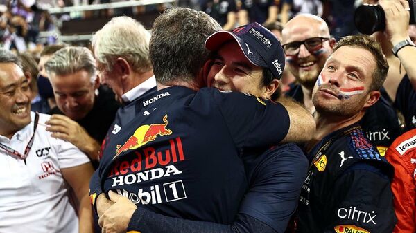 El piloto mexicano Sergio Pérez festeja con sus compañeros de Red Bull Racing.  - Sputnik Mundo