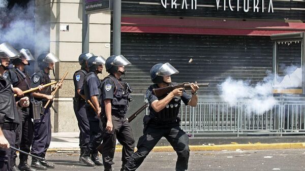 Policía argentina durante las protestas en la Plaza de Mayo en Buenos Aires - Sputnik Mundo