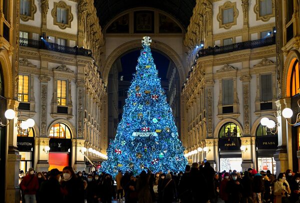 Uno de los árboles de Navidad más caros del mundo se encuentra en la Galería Vittorio Emanuele de Milán (Italia). Tiene 12 metros de altura y está decorado con 2.000 cristales de Swarovski. - Sputnik Mundo