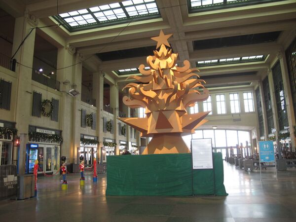 Un árbol de Navidad de cartón en la sala de congresos de Asbury Park, Nueva Jersey. - Sputnik Mundo