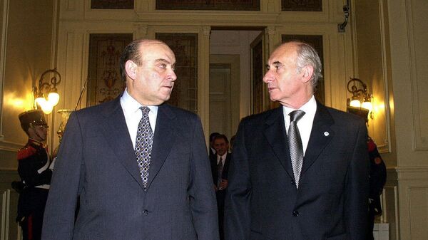 El exministro de Economía argentino Domingo Cavallo junto al expresidente argentino Fernando de la Rúa - Sputnik Mundo