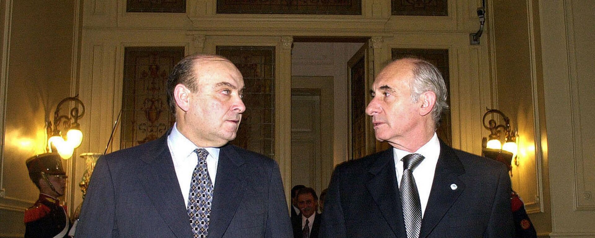 El exministro de Economía argentino Domingo Cavallo junto al expresidente argentino Fernando de la Rúa - Sputnik Mundo, 1920, 15.12.2021