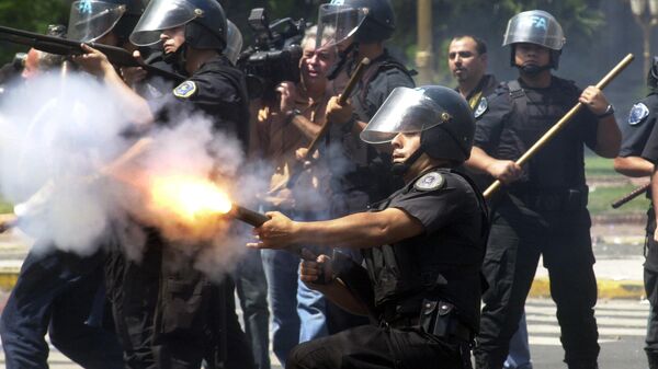Policía argentina reprime a manifestantes durante el estallido de diciembre de 2001 - Sputnik Mundo