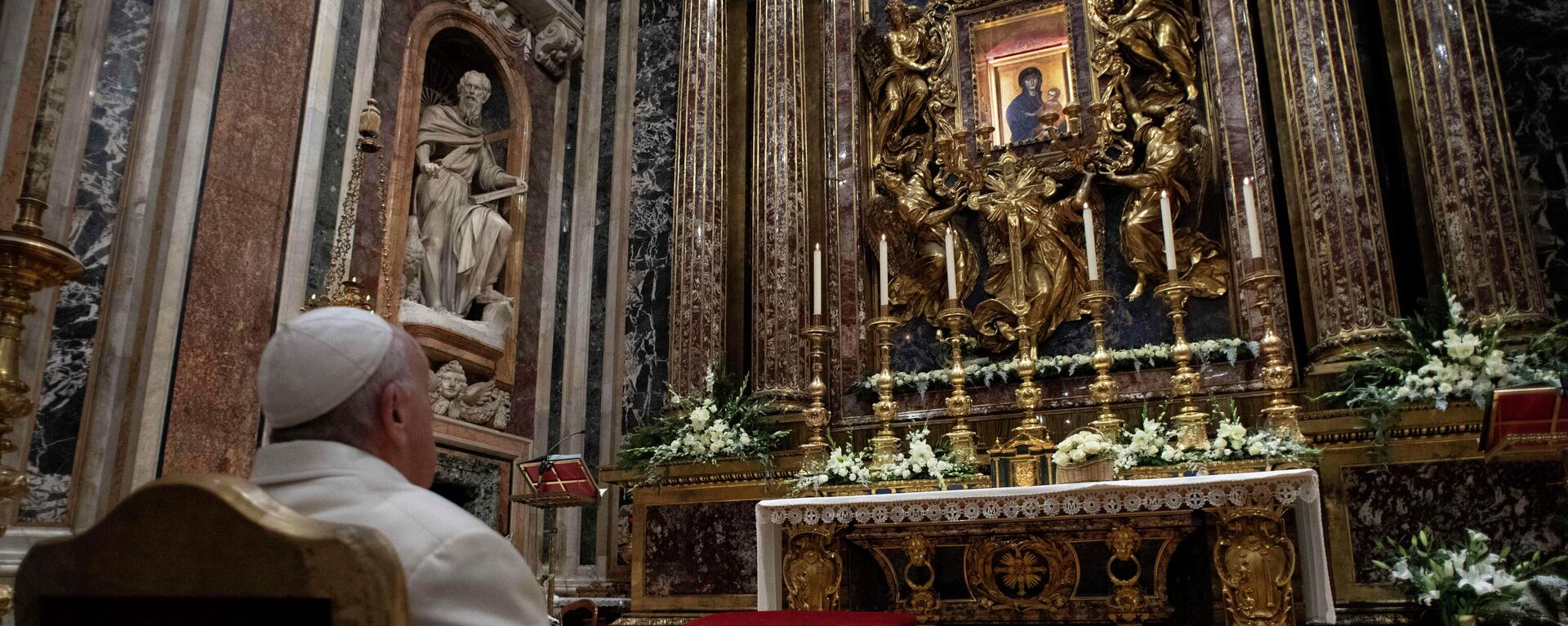 El papa Francisco reza frente al icono de María 'Salus Populi Romani' ('Salvación del Pueblo Romano') en la Basílica de Santa Maria Maggiore, en Roma, Italia, el 8 de diciembre de 2021 - Sputnik Mundo, 1920, 16.12.2021