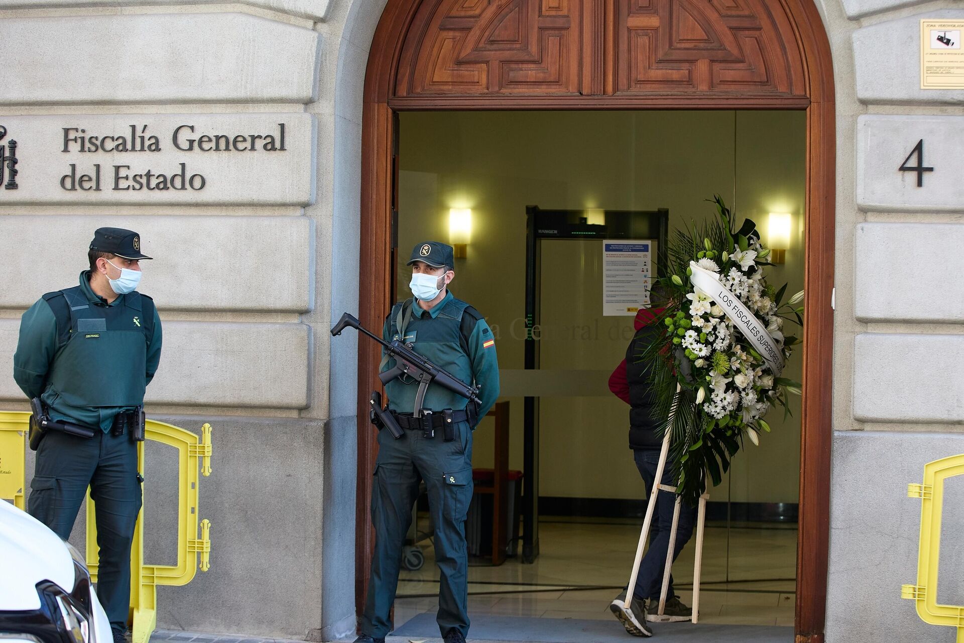Varios agentes en la puerta de la capilla ardiente del teniente fiscal del Tribunal Supremo, Juan Ignacio Campos - Sputnik Mundo, 1920, 16.12.2021