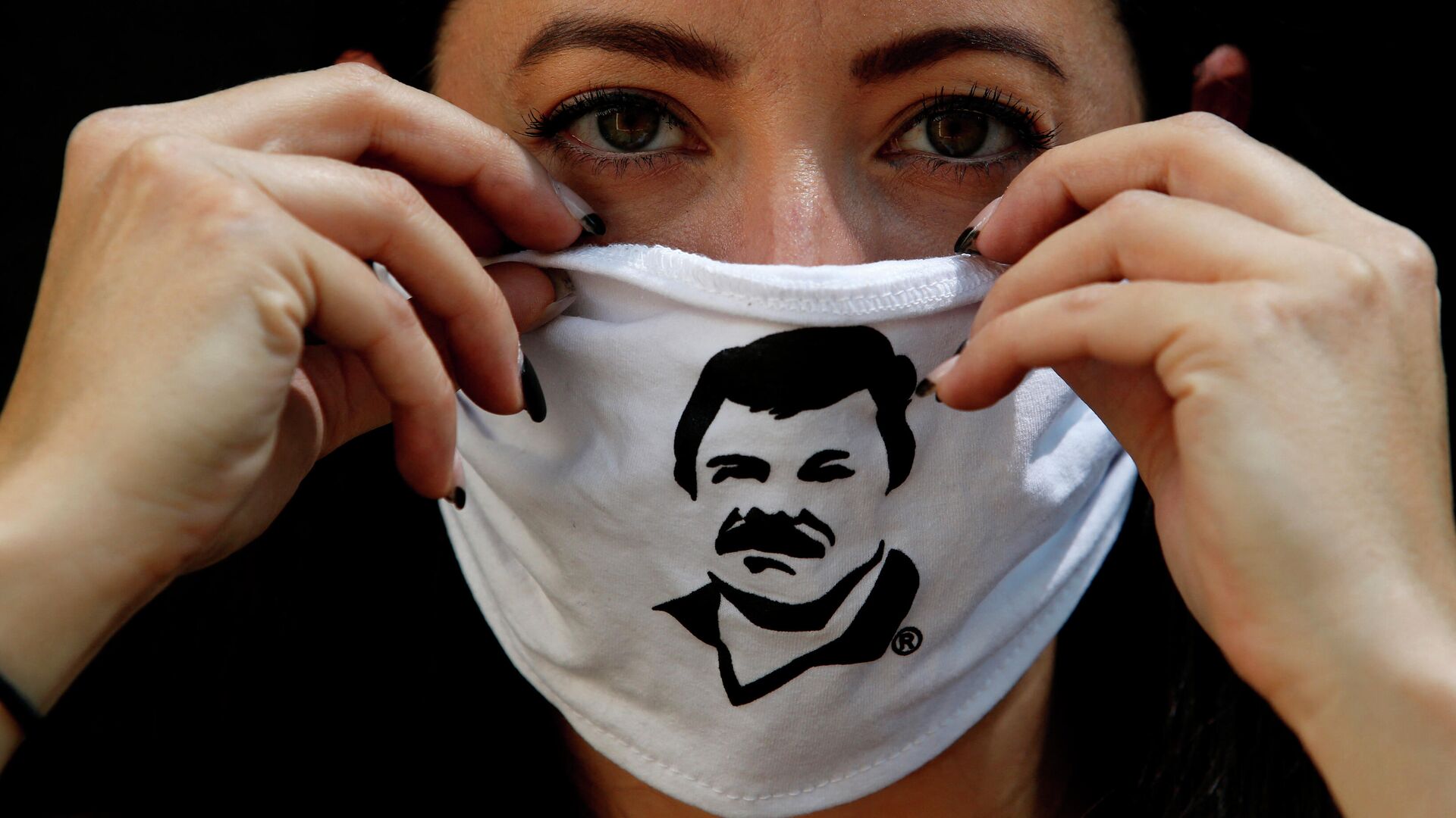 Una mujer lleva una máscara con imágen del narcotraficante Joaquín 'El Chapo' Guzmán - Sputnik Mundo, 1920, 16.12.2021