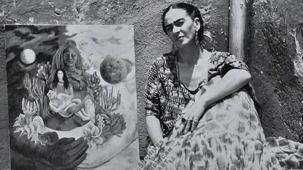 Frida Kahlo en su casa de Coyoacán, al lado de una de sus obras.  - Sputnik Mundo