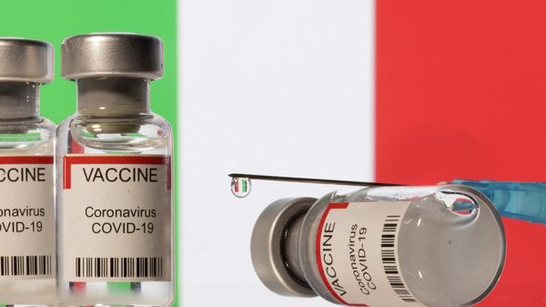 Vacunas con la bandera italiana - Sputnik Mundo