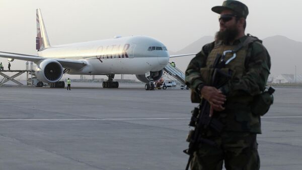 Un miembro de las fuerzas de seguridad talibanes monta guardia frente a un avión de Qatar Airways, en el Aeropuerto Internacional de Kabul, Afganistán, el 10 de septiembre de 2021 - Sputnik Mundo