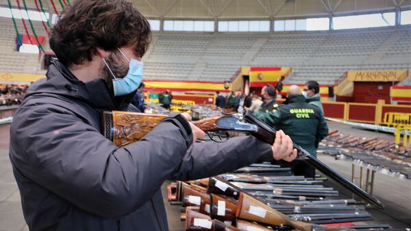 Un asistente a la subasta de armas de la Guardia Civil en la localidad madrileña de Moralzarzal - Sputnik Mundo