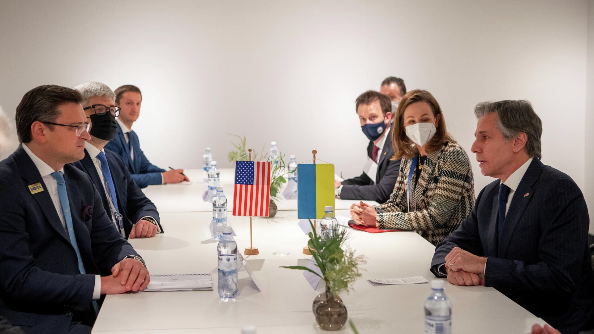 El secretario de Estado de EEUU, Antony Blinken, y el ministro de Exteriores de Ucrania, Dmitri Kuleba, se reúnen en Estocolmo, Suecia, el 2 de diciembre de 2021 - Sputnik Mundo, 1920, 17.12.2021