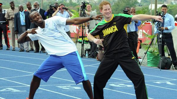 Usain Bolt junto al príncipe Harry en 2012 - Sputnik Mundo