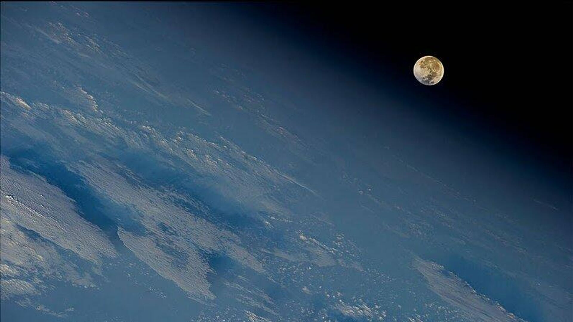 La Luna llena sobre la Tierra. - Sputnik Mundo, 1920, 11.01.2022