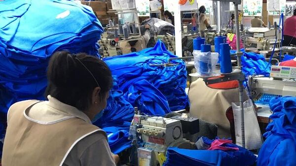 Una mujer trabajando en una fábrica de la industria maquiladora de México.  - Sputnik Mundo