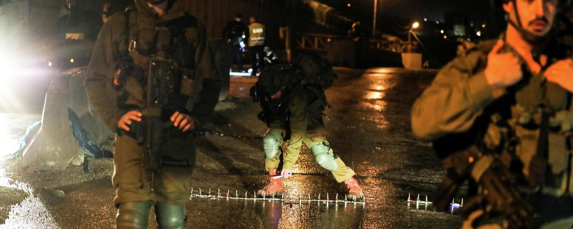 Soldados israelíes en la escena del tiroteo que se saldó con la vida del colono Yehuda Dimentman, el 16 de diciembre del 2021 - Sputnik Mundo, 1920, 18.12.2021