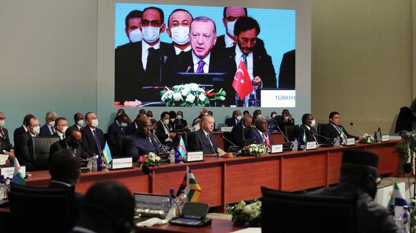 El presidente turco, Recep Tayyip Erdogan, pronuncia un discurso mientras asiste a la sesión de apertura oficial de la tercera cumbre de la Asociación Turquía-África en Estambul, el 18 de diciembre de 2021 - Sputnik Mundo