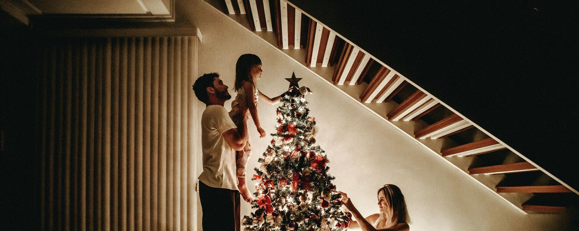 Un familia alrededor de un árbol de Navidad - Sputnik Mundo, 1920, 19.12.2021