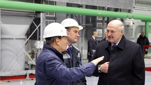 El presidente de Bielorrusia, Alexandr Lukashenko, en la construcción de la BelAES (archivo) - Sputnik Mundo