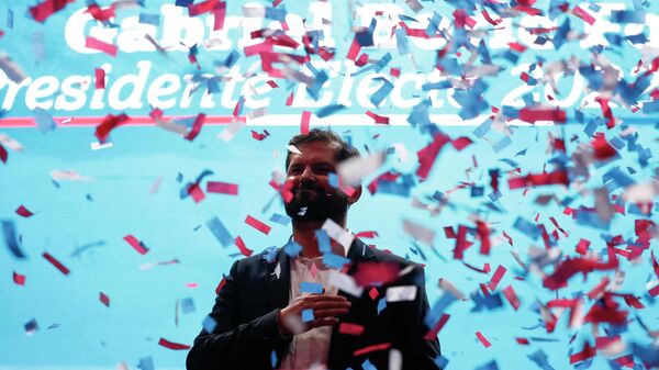 El presidente electo de Chile Gabriel Boric en los festejos tras la elección del 19 de diciembre de 2021 - Sputnik Mundo