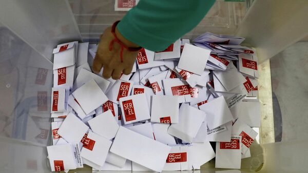 Los votos durante las elecciones presidenciales de Chile - Sputnik Mundo