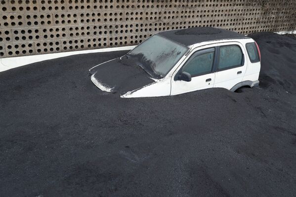 Un coche cubierto de ceniza volcánica en la isla de La Palma. - Sputnik Mundo