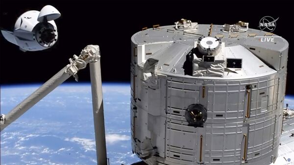 La nave espacial Crew Dragon de cerca de la EEI en el espacio  - Sputnik Mundo