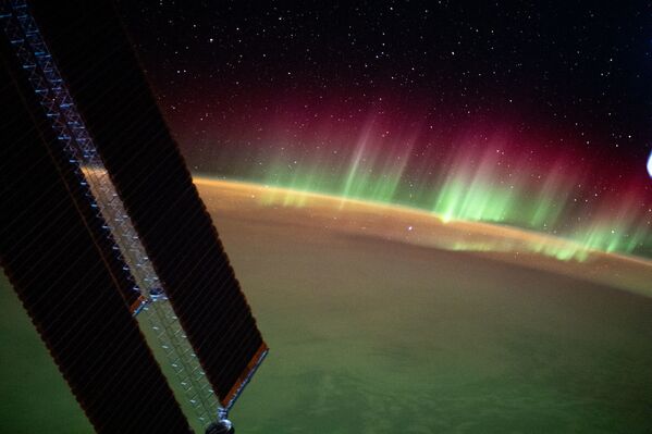 Una imagen de la aurora boreal tomada desde la EEI el 2 de agosto, mientras se encontraba sobre el sur del OcéanoÍndico, entre Asia y la Antártida. - Sputnik Mundo