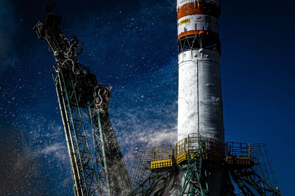 El lanzamiento de la nave espacial Soyuz MS-19 desde el cosmódromo de Baikonur con un equipo de filmación formado por la actriz Yulia Peresild y el director Klim Shipenko. - Sputnik Mundo