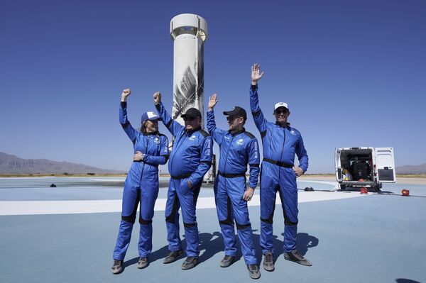 Los pasajeros del cohete suborbital New Shepard, desarrollado por la compañía Blue Origin de Jeff Bezos, en el puerto espacial cerca de Van Horn, Texas (EEUU) el 13 de octubre. - Sputnik Mundo