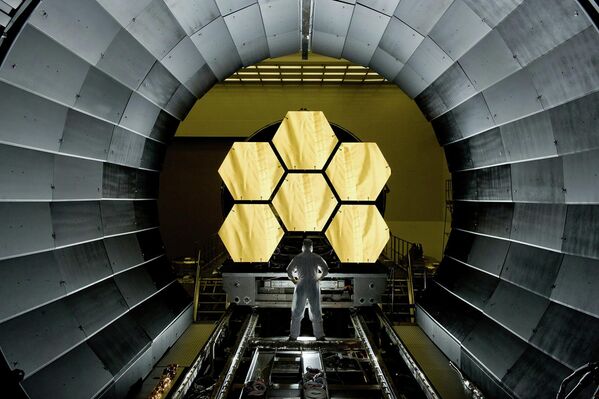 El 25 de diciembre, comenzó su misión el telescopio espacial James Webb, el más grande de la historia. El aparato será capaz de ver la primera luz del universo emitida por estrellas de hace más de 13.000 millones de años. - Sputnik Mundo