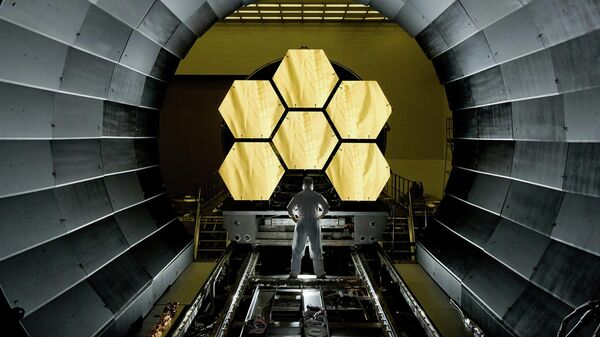 Los operarios examinan los espejos del telescopio James Webb - Sputnik Mundo