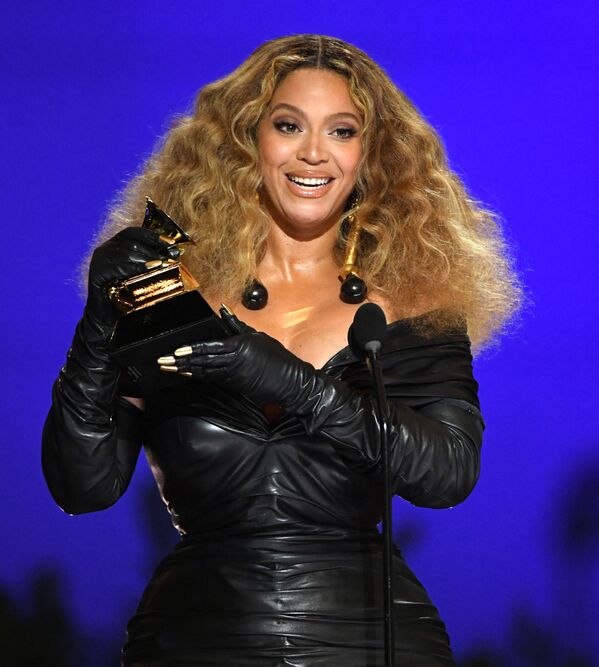 La cantante estadounidense Beyoncé ostenta el récord del mayor número de premios Grammy para una mujer en 2021. Ya tiene 28 gramófonos. - Sputnik Mundo