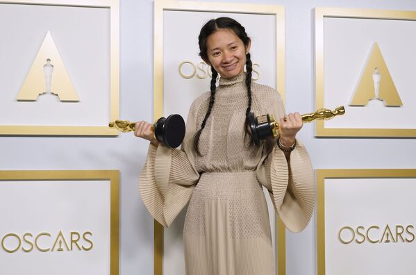 La directora y guionista de cine estadounidense de origen chino Chloe Zhao obtuvo 54 premios individuales por su película Tierra de Nómadas en 2021, así superó el anterior récord impuesto por Alexander Payne con 42 premios. - Sputnik Mundo