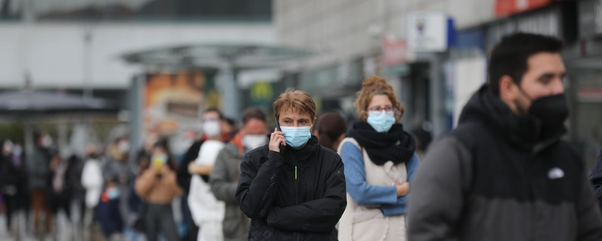 Colas de espera en las inmediaciones del Hospital Universitario de La Paz para hacerse un test de antígenos de COVID-19, a 23 de diciembre de 2021, en Madrid, España Colas de espera en las inmediaciones del Hospital Universitario de La Paz para hacerse un test de antígenos de COVID-19, a 23 de diciembre de 2021, en Madrid, España - Sputnik Mundo, 1920, 23.12.2021