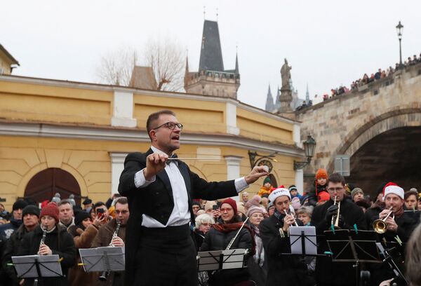 Una orquesta interpreta una misa navideña cerca del Puente de Carlos en Praga, República Checa. - Sputnik Mundo