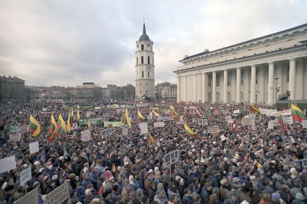 Los partidarios de la independencia de Lituania en Vilna, el 1 de enero de 1990. - Sputnik Mundo